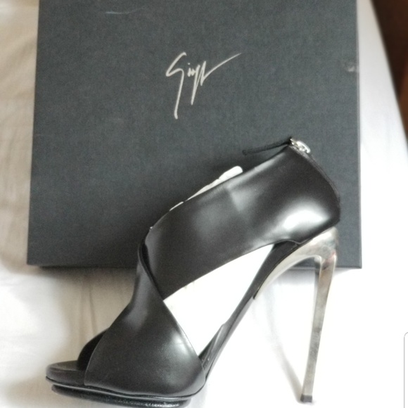 BNIB never worn Giuseppe Zanotti black sandal - Picture 2 of 9